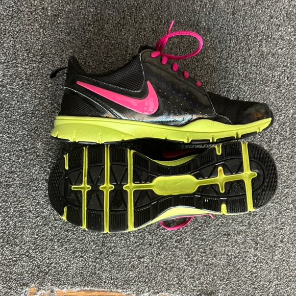 Nike Womens 7.5 athletic shoes - Picture 3 of 3